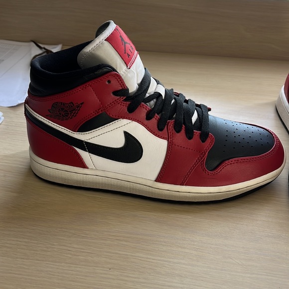 Size 8 - 2020 Jordan 1 Mid Chicago Black Toe‼️ - Picture 9 of 17